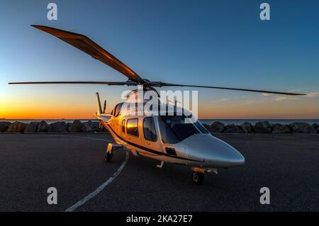 Agusta 109 'Power' Executive-Hubschrauber bei Sonnenuntergang Stockfoto