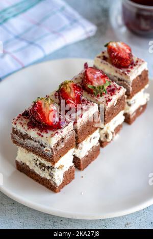 Erdbeer-Mini-Kuchen oder Tartlet auf grauem Hintergrund. Backwaren. Nahaufnahme Stockfoto