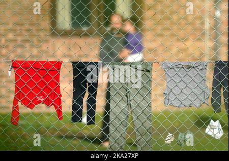 Eine Ansicht der Menschen, die als Migranten in der Manston-Einwanderungsanstalt für kurzfristige Zuwanderungen im ehemaligen Defense Fire Training and Development Center in Thanet, Kent, gedacht wurden. 700 Personen wurden aus Sicherheitsgründen in die Manston-Einrichtung gebracht, nachdem am Sonntag Brandanzündvorrichtungen auf ein Migrantenzentrum der Grenztruppen in Dover geworfen wurden. Bilddatum: Montag, 31. Oktober 2022. Stockfoto