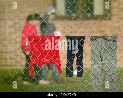 Eine Ansicht der Menschen, die als Migranten in der Manston-Einwanderungsanstalt für kurzfristige Zuwanderungen im ehemaligen Defense Fire Training and Development Center in Thanet, Kent, gedacht wurden. 700 Personen wurden aus Sicherheitsgründen in die Manston-Einrichtung gebracht, nachdem am Sonntag Brandanzündvorrichtungen auf ein Migrantenzentrum der Grenztruppen in Dover geworfen wurden. Bilddatum: Montag, 31. Oktober 2022. Stockfoto