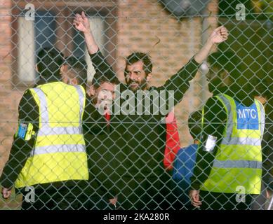 Eine Ansicht der Menschen, die als Migranten in der Manston-Einwanderungsanstalt für kurzfristige Zuwanderungen im ehemaligen Defense Fire Training and Development Center in Thanet, Kent, gedacht wurden. 700 Personen wurden aus Sicherheitsgründen in die Manston-Einrichtung gebracht, nachdem am Sonntag Brandanzündvorrichtungen auf ein Migrantenzentrum der Grenztruppen in Dover geworfen wurden. Bilddatum: Montag, 31. Oktober 2022. Stockfoto