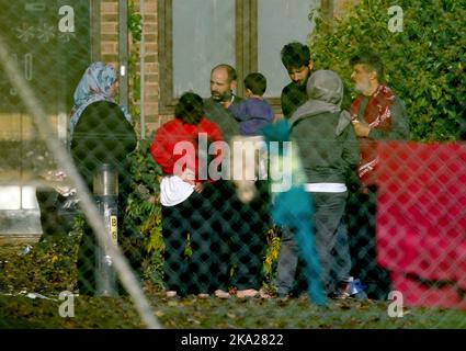 Eine Ansicht der Menschen, die als Migranten in der Manston-Einwanderungsanstalt für kurzfristige Zuwanderungen im ehemaligen Defense Fire Training and Development Center in Thanet, Kent, gedacht wurden. 700 Personen wurden aus Sicherheitsgründen in die Manston-Einrichtung gebracht, nachdem am Sonntag Brandanzündvorrichtungen auf ein Migrantenzentrum der Grenztruppen in Dover geworfen wurden. Bilddatum: Montag, 31. Oktober 2022. Stockfoto