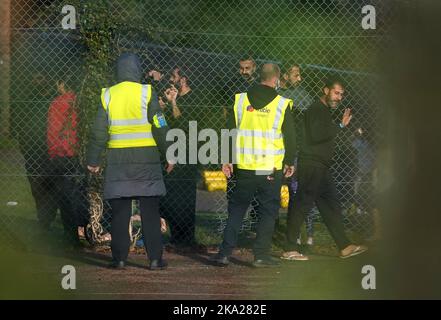 Eine Ansicht der Menschen, die als Migranten in der Manston-Einwanderungsanstalt für kurzfristige Zuwanderungen im ehemaligen Defense Fire Training and Development Center in Thanet, Kent, gedacht wurden. 700 Personen wurden aus Sicherheitsgründen in die Manston-Einrichtung gebracht, nachdem am Sonntag Brandanzündvorrichtungen auf ein Migrantenzentrum der Grenztruppen in Dover geworfen wurden. Bilddatum: Montag, 31. Oktober 2022. Stockfoto