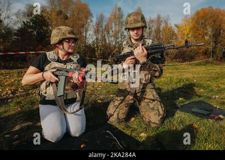 Breslau, Breslau, Polen. 29. Oktober 2022. Das Verteidigungsministerium organisierte Schulungen für die Zivilbevölkerung in Polen.unter dem Motto Train with the Army - Sie konnten die Grundlagen des Einsatzes von Waffen, erste Hilfe, Hand-to-Hand-Kampf und der Bewegung auf dem Feld lernen. (Bild: © Krzysztof Zatycki/ZUMA Press Wire) Stockfoto