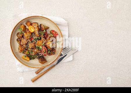 Portion knuspriger Auberginen-Salat Stockfoto