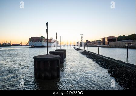 Hamburg, Deutschland - 11. Oktober 2015: Das chinesische Containerschiff COSCO France der Reederei COSCO verlässt den Hamburger Hafen am Abend. Stockfoto