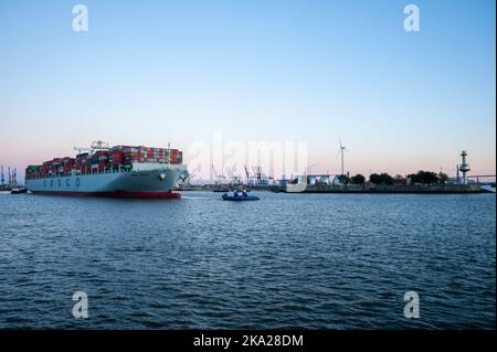 Hamburg, 11. Oktober 2015: Containerschiff COSCO France von der Chines-Reederei Cisco im Hamburger Hafen. Stockfoto