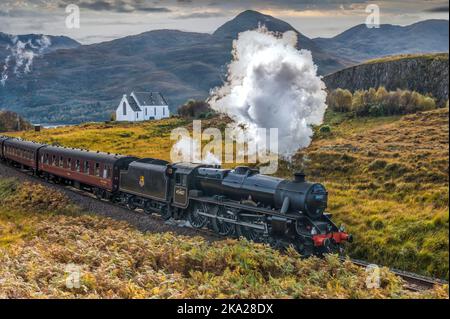 Die landschaftlich gestaltete Linie von Fort William nach Mallaig in der Nähe der Bleadale Station, angeführt von der LMS-Dampflok der Klasse 5MT 4-6-0 45407, dem Lancashire Fusilier. Stockfoto