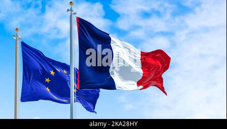 Die Flaggen Frankreichs und der Europäischen Union winken an einem sonnigen Tag im Wind. Demokratie und Politik. Europäisches Land. Stockfoto