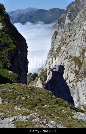 Eine Kluft in der Nähe von El Cable, der oberen Seilbahnstation in den Picos de Europa, Nordspanien. Stockfoto