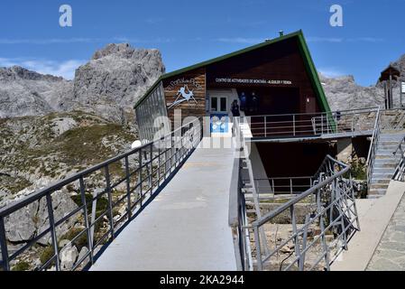 Teil von El Cable, der oberen Station der Seilbahn (teleferico) in den Picos de Europa, Nordspanien, zeigt das Bergaktivitätszentrum. Stockfoto