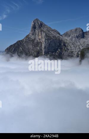 Pena Remona, Picos de Europa, Nordspanien, erhebt sich aus einem Wolkenmeer, von El Cable aus gesehen, der oberen Seilbahnstation. Stockfoto