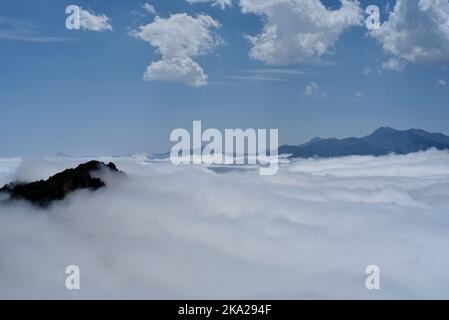 Picos de Europa und Fuentes Carriones, Nordspanien, erheben sich aus einem Wolkenmeer, von El Cable, der oberen Seilbahnstation, aus gesehen. Stockfoto