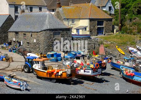 Fischerboote wurden am Strand von Cadgwith, Cornwall, Großbritannien, hochgeschleppt - John Gollop Stockfoto