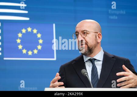 Brüssel, Belgien. 21. Oktober 2022. Der Präsident des Europäischen Rates, Charles Michel, spricht im Anschluss an den ersten Tag des Europäischen Rates mit den EU-Staats- und Regierungschefs in Brüssel auf einer gemeinsamen Pressekonferenz mit Ursula von der Leyen. Kredit: SOPA Images Limited/Alamy Live Nachrichten Stockfoto