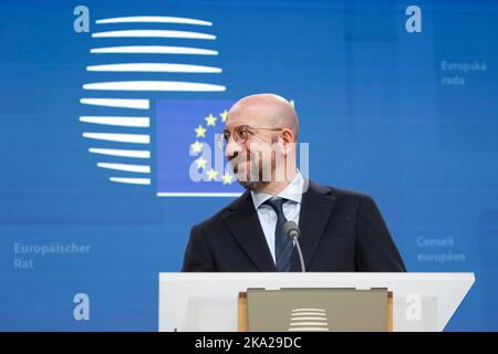 Brüssel, Belgien. 21. Oktober 2022. Der Präsident des Europäischen Rates, Charles Michel, spricht im Anschluss an den ersten Tag des Europäischen Rates mit den EU-Staats- und Regierungschefs in Brüssel auf einer gemeinsamen Pressekonferenz mit Ursula von der Leyen. Kredit: SOPA Images Limited/Alamy Live Nachrichten Stockfoto