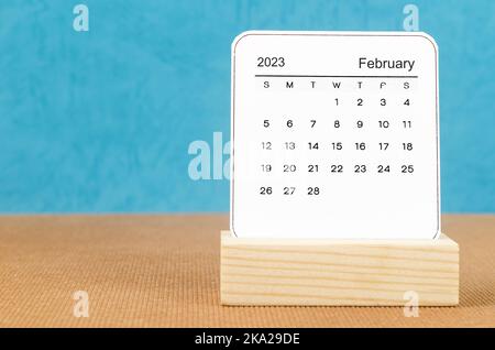 Februar 2023 Monatskalender für 2023 Jahr auf Holztisch. Stockfoto