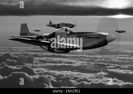 Ein Mono-Luft-Kompositporträt von vier nordamerikanischen Mustang-Kämpfern aus dem Zweiten Weltkrieg aus dem Jahr P51D, die über den Wolken fliegen. Stockfoto