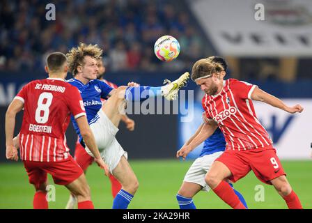 Von links nach rechts Maximilian EGGESTEIN (FR), Alex KRAL (GE), Lucas HOELER (Holer, FR) Aktion, Duelle, Fußball 1. Bundesliga, Spieltag 12., FC Schalke 04 (GE) - SC Freiburg (FR) 0:2, am 30.. Oktober 2022 in Gelsenkirchen. #Die DFL-Vorschriften verbieten die Verwendung von Fotos als Bildsequenzen und/oder quasi-Video # Stockfoto