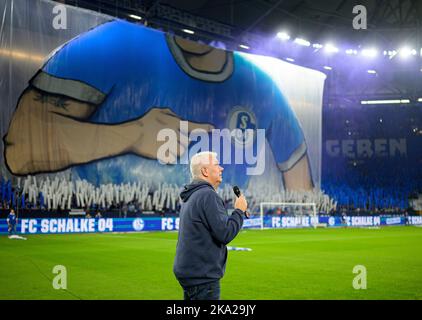 Dirk OBERSCHULTE-BECKMANN (GE, Stadionsprecher) vor einer Choreographie der Fans von GE in der Nordkurve, einem Oberkörper in einem GE-Trikot, zeigt der Zeigefinger auf Vereinslogo, Logo, Fußball 1. Bundesliga, Spieltag 12., FC Schalke 04 (GE ) - SC Freiburg (FR) 0: 2, am 30.. Oktober 2022 in Gelsenkirchen/Deutschland. #Die DFL-Vorschriften verbieten die Verwendung von Fotos als Bildsequenzen und/oder quasi-Video # Stockfoto