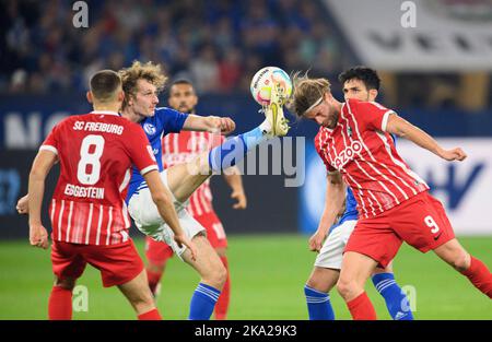 Von links nach rechts Maximilian EGGESTEIN (FR), Alex KRAL (GE), Lucas HOELER (Holer, FR) Aktion, Duelle, High Leg, Fußball 1. Bundesliga, 12. Spieltag, FC Schalke 04 (GE) - SC Freiburg (FR) 0: 2, am 30.. Oktober 2022 in Gelsenkirchen. #Die DFL-Vorschriften verbieten die Verwendung von Fotos als Bildsequenzen und/oder quasi-Video # Stockfoto