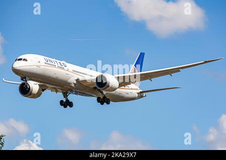 London, Großbritannien. 24. August 2022. United Airlines Boeing 787 Dreamliner landet am Flughafen London Heathrow. Der B787 Dreamliner hat die Hecknummer N29961. United ist die drittgrößte Fluggesellschaft der Welt und Mitglied des Star Alliance-Luftfahrtkonzerns mit Hauptdrehscheibe und Hauptsitz in Chicago, Illinois, USA. (Bild: © Nik Oiko/SOPA Images via ZUMA Press Wire) Stockfoto