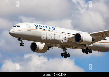 London, Großbritannien. 24. August 2022. United Airlines Boeing 787 Dreamliner landet am Flughafen London Heathrow. Der B787 Dreamliner hat die Hecknummer N29961. United ist die drittgrößte Fluggesellschaft der Welt und Mitglied des Star Alliance-Luftfahrtkonzerns mit Hauptdrehscheibe und Hauptsitz in Chicago, Illinois, USA. (Bild: © Nik Oiko/SOPA Images via ZUMA Press Wire) Stockfoto