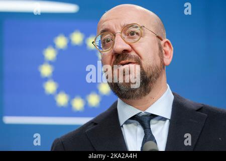 Brüssel, Belgien. 21. Oktober 2022. Der Präsident des Europäischen Rates, Charles Michel, spricht im Anschluss an den ersten Tag des Europäischen Rates mit den EU-Staats- und Regierungschefs in Brüssel auf einer gemeinsamen Pressekonferenz mit Ursula von der Leyen. (Bild: © Nik Oiko/SOPA Images via ZUMA Press Wire) Stockfoto