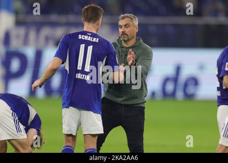 Schalke, Deutschland. 30. Okt, 2022. firo : 30.10.2022, Fußball, Fußball, 1. Liga, erste 1. Bundesliga, Saison 2022/2023, FC Schalke - SC Freiburg 0:2 ., Thomas Reis, Trainer Schalke mit Marius Butter Credit: dpa/Alamy Live News Stockfoto