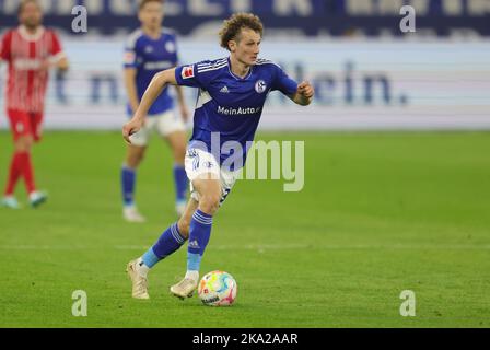 Schalke, Deutschland. 30. Okt, 2022. firo : 30.10.2022, Fußball, Fußball, 1. Liga, erste 1. Bundesliga, Saison 2022/2023, FC Schalke - SC Freiburg 0:2 . Individual Action, Alex Kral, Schalke Credit: dpa/Alamy Live News Stockfoto