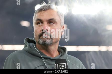 Schalke, Deutschland. 30. Okt, 2022. firo : 30.10.2022, Fußball, Fußball, 1. Liga, erste 1. Bundesliga, Saison 2022/2023, FC Schalke - SC Freiburg 0:2 . Portrait, Interview, Thomas Reis, Coach Schalke Credit: dpa/Alamy Live News Stockfoto