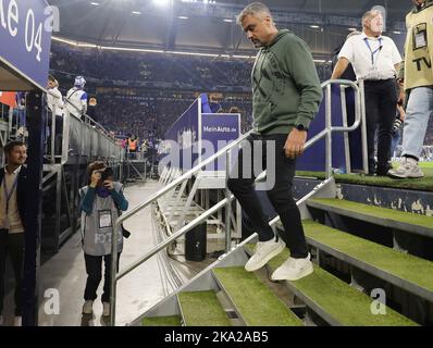 Schalke, Deutschland. 30. Oct, 2022. firo : 30.10.2022, Fußball, Fußball, 1. Liga, erste 1. Bundesliga, Saison 2022/2023, FC Schalke - SC Freiburg 0:2 ., Thomas Reis, Trainer Schalke Abfahrt, Treppen Credit: dpa/Alamy Live News Stockfoto