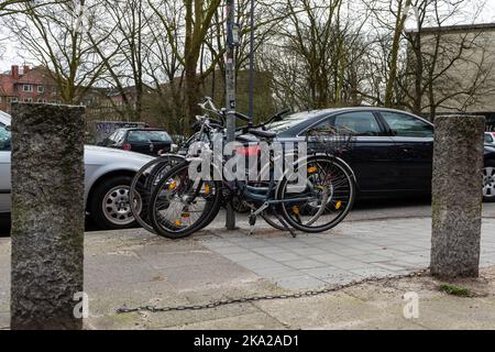 Individuelles Parken von Fahrrädern in der Innenstadt der Landeshauptstadt Kiel Stockfoto