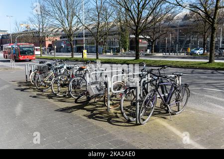 Fahrradstraßen und Velorouten, sowie Abstellmöglichkeiten vorstellen das Stadtbild Kiels als Fahradstadt Stockfoto