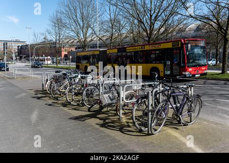 Fahrradstraßen und Velorouten, sowie Abstellmöglichkeiten vorstellen das Stadtbild Kiels als Fahradstadt Stockfoto