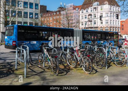 Fahrradstraßen und Velorouten, sowie Abstellmöglichkeiten vorstellen das Stadtbild Kiels als Fahradstadt Stockfoto