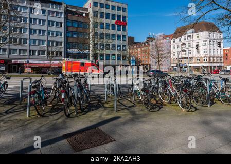 Fahrradstraßen und Velorouten, sowie Abstellmöglichkeiten vorstellen das Stadtbild Kiels als Fahradstadt Stockfoto