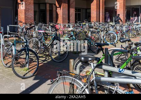 Fahrradstraßen und Velorouten, sowie Abstellmöglichkeiten vorstellen das Stadtbild Kiels als Fahradstadt Stockfoto