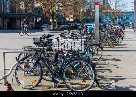 Fahrradstraßen und Velorouten, sowie Abstellmöglichkeiten vorstellen das Stadtbild Kiels als Fahradstadt Stockfoto