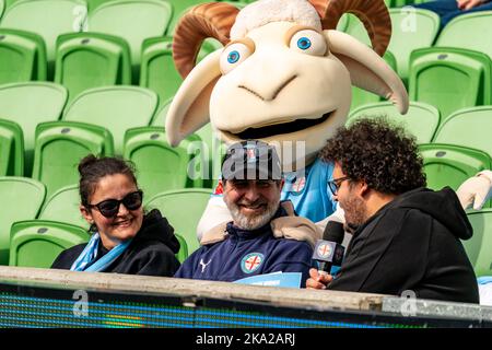 Melbourne, Australien. 30,Oktober 2022. Ein Unterstützer von Melbourne City wird vor dem Start des Spiels „Melbourne City gegen Wellington Phoenix“ der Runde 4 im AAMI Park interviewt. Quelle: James Forrester/Alamy Live News. Stockfoto