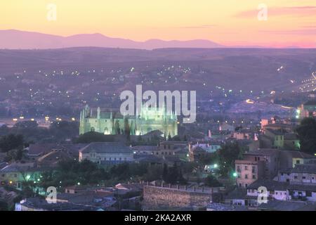 Kloster San Juan de los Reyes in Toledo Spanien. Kloster des Heiligen Johannes der Monarchen. Blick auf den Alcazar von Toledo in der Abenddämmerung. Reisefotografie Stockfoto