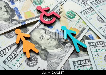 Geld und Zahlen auf ihnen als Symbol für Einkommensungleichheit und Lohngefälle. Stockfoto