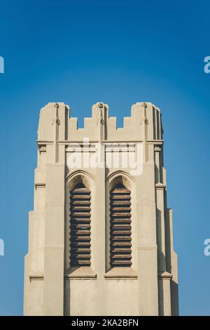 Die Spitze eines alten hohen Turms mit blauem, klarem Himmel Stockfoto