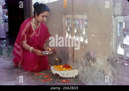 Gudhi Padwa ist ein Frühlingsfest, das das traditionelle neue Jahr für Marathi und Konkani Hindus markiert, aber auch von anderen Hindus gefeiert wird. In Karnataka, Andhra Pradesh und Kerala wird es als Ugadi gefeiert.am Tag von Gudi Padwa wachen die Menschen früh am Morgen auf, putzen ihre Häuser, Nehmen Sie ein Bad und dekorieren Sie ihr Eingangstor mit wunderschönen Rangoli-Designs und Gudi - das aus einem Stück frischem Tuch besteht. Nach der hinduistischen Mythologie wird gesagt, dass Lord Brahma das Universum am Tag von Gudi Padwa erschaffen hatte. Stockfoto