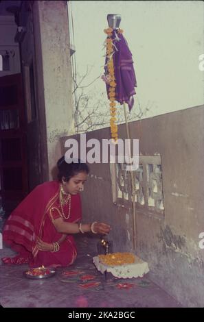 Gudhi Padwa ist ein Frühlingsfest, das das traditionelle neue Jahr für Marathi und Konkani Hindus markiert, aber auch von anderen Hindus gefeiert wird. In Karnataka, Andhra Pradesh und Kerala wird es als Ugadi gefeiert.am Tag von Gudi Padwa wachen die Menschen früh am Morgen auf, putzen ihre Häuser, Nehmen Sie ein Bad und dekorieren Sie ihr Eingangstor mit wunderschönen Rangoli-Designs und Gudi - das aus einem Stück frischem Tuch besteht. Nach der hinduistischen Mythologie wird gesagt, dass Lord Brahma das Universum am Tag von Gudi Padwa erschaffen hatte. Stockfoto