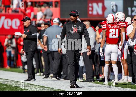 29. Oktober 2022 - Lincoln, NE. Mickey Joseph, Cheftrainer der US-amerikanischen Nebraska Cornhuskers, läuft während eines Fußballspiels der NCAA Division 1 zwischen Illinois Fighting Illini und den Nebraska Cornhuskers im Memorial Stadium in Lincoln, NE, an der Seitenlinie. .Illinois gewann 26-9.Teilnahme: 86,691,3 87. aufeinanderfolgende Ausverkauf.Michael Spomer/Cal Sport Media Stockfoto