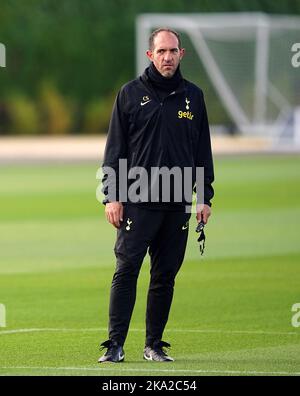 Cristian Stellini, Assistenzmanager von Tottenham Hotspur, während einer Trainingseinheit auf dem Hotspur Way Training Ground, London. Bilddatum: Montag, 31. Oktober 2022. Stockfoto