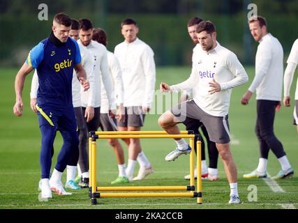 Ben Davies von Tottenham Hotspur (rechts) während einer Trainingseinheit auf dem Hotspur Way Training Ground, London. Bilddatum: Montag, 31. Oktober 2022. Stockfoto