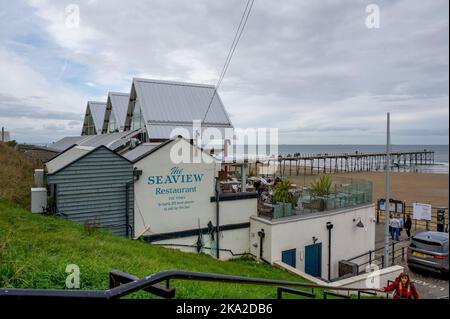 Blick auf Saltburn, North Yorkshire mit Blick auf das Seaview Rastaurant, den Pier und den Strand. Stockfoto