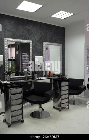 Eine vertikale Aufnahme des Innenraums eines Friseursalons Stockfoto